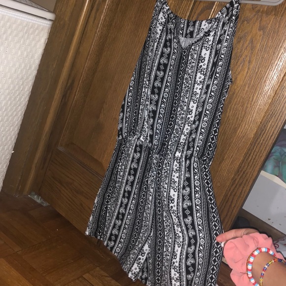 Romper, black and white and Beautiful design - Picture 3 of 4